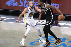 湖人队NBA赛场上精彩瞬间：东契奇破纪录，老詹领导新佳绩